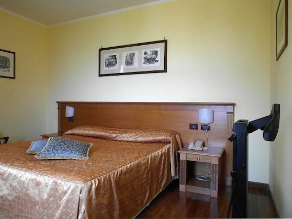 Hotel Villa Vecchia Monte Porzio Catone Екстер'єр фото